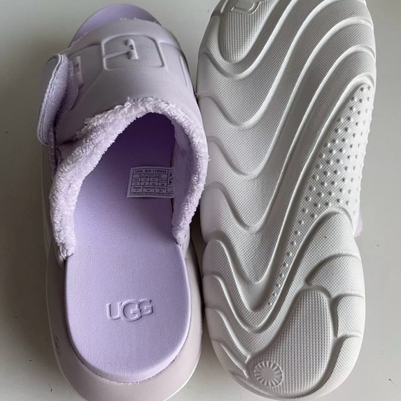 Cute comfy Ugg sliders! - Picture 7 of 9